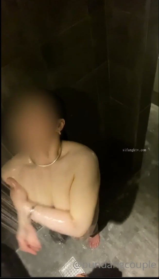 洗浴中心操极品人妻技师，背着老公出来兼职